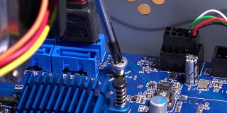 电脑主板上的螺丝起子螺栓。电脑的组装工作
