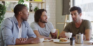 三个男性朋友在咖啡店见面的慢镜头