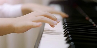 孩子弹钢琴。