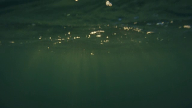 水下表面的光线。