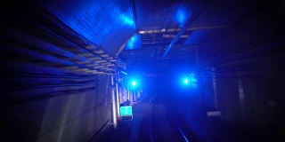地铁隧道的观点。前进。