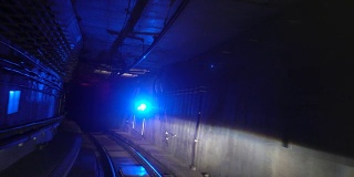 地铁隧道的观点。缓慢的向前移动。