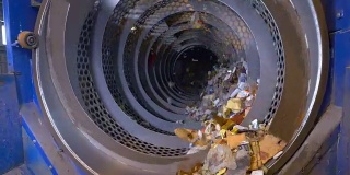废物在废物处理厂进行分类。