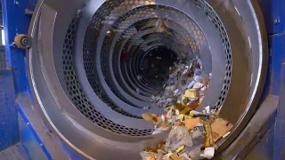 废物在废物处理厂进行分类。视频素材模板下载