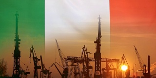 日落时意大利国旗的工业概念