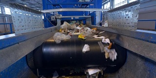 垃圾在废物处理厂进行分类。