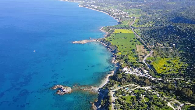 清澈湛蓝的地中海风光。塞浦路斯岛塞浦路斯岛度假胜地。蓝色的湖