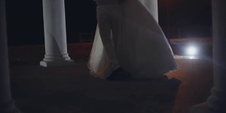 新婚夫妇在婚礼上的第一支舞。在傍晚，新郎转身，新娘穿着白色礼服