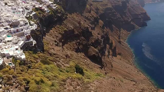 夏日清晨，希腊基克拉迪斯的圣托里尼火山岛的无人机视频