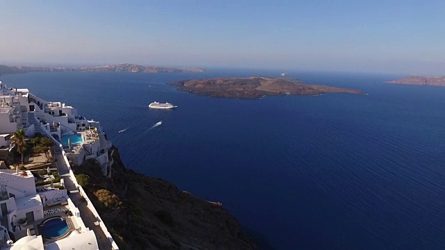 夏日清晨，希腊基克拉迪斯的圣托里尼火山岛的无人机视频
