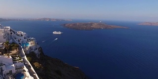 夏日清晨，希腊基克拉迪斯的圣托里尼火山岛的无人机视频