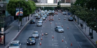 在洛杉矶市中心十字路口指挥车辆的交警。交通员指挥交通