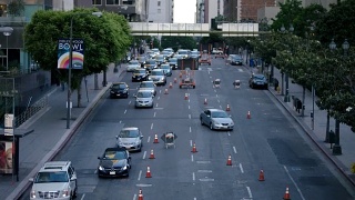在洛杉矶市中心十字路口指挥车辆的交警。交通员指挥交通视频素材模板下载