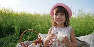 愉悦儿童面部，牛奶广告，儿童健康食品，小女性儿童野餐饮料，乳制品，健康儿童饮料