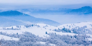 山峰上的雪被风吹走了。冬天的风景。天很冷，下着雪。