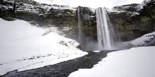 冰岛风景优美自然，冬季雪冷，塞勒贾兰佛斯瀑布水