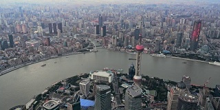 东方明珠塔位于日落时分的中国浦东陆家嘴金融贸易区。