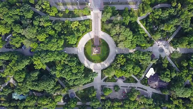 空中拍摄的城市与它的现代城市景观和绿色的春天