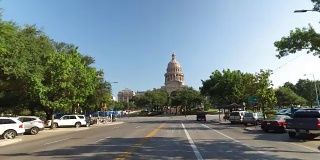 德克萨斯州奥斯汀市国会大道上的司机视角