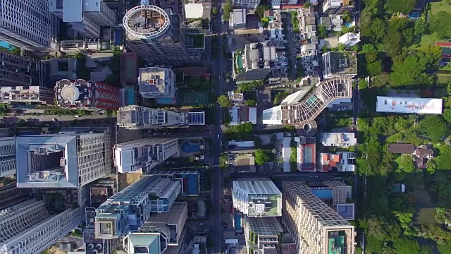 航拍:俯瞰曼谷的摩天大楼和交通。