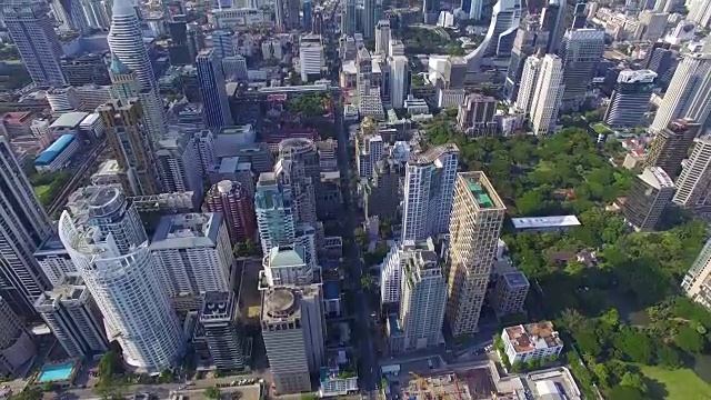 空中摄影:曼谷的摩天大楼和交通。