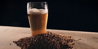 一杯微微发光的啤酒，周围是一把成熟的小麦。