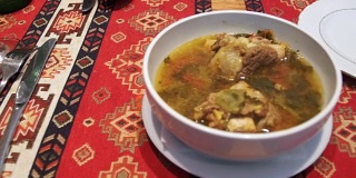 餐馆里的羊肉汤。阿塞拜疆国菜Piti汤