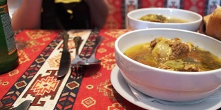 餐馆里的羊肉汤。阿塞拜疆国菜Piti汤