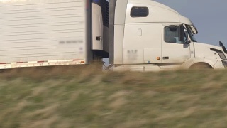 特写:在阳光明媚的日子里，白色的半挂车在高速公路上行驶视频素材模板下载
