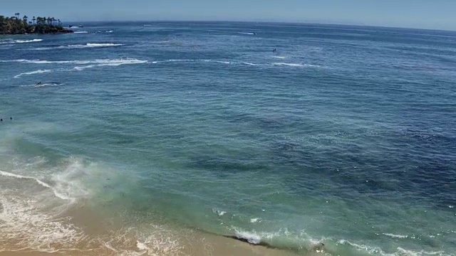完美的空中拍摄的马里布加州海滩与白色的海浪撞击的沙子从直升飞机的观点显示的大海和海岸线在美国洛杉矶