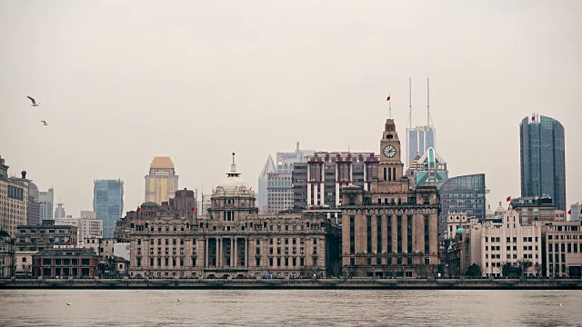 黄浦江上的江船，作为浦西北部天际线的背景