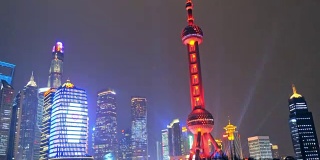 夜景上海天际线。东方明珠和黄浦江。