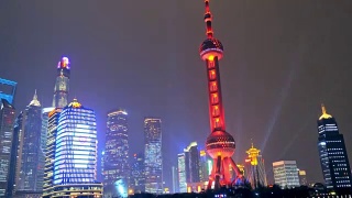 夜景上海天际线。东方明珠和黄浦江。视频素材模板下载