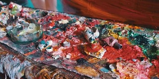 画廊艺术家书桌上的彩色油画