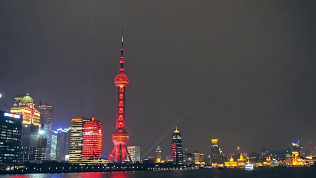 夜景上海天际线。东方明珠和黄浦江。
