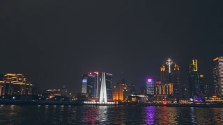 拍摄黄浦江上的江船，作为浦西北部天际线的背景视频素材模板下载