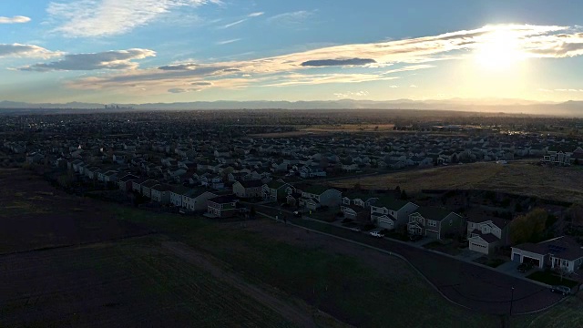 图片:美国丹佛市，宁静阳光的早晨，豪华郊区小镇的排屋