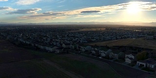 图片:美国丹佛市，宁静阳光的早晨，豪华郊区小镇的排屋