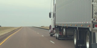 在农村高速公路上，FPV超车载货大型集装箱半挂车