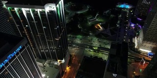 无人机拍摄的迈阿密市区夜间航拍画面