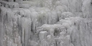 冰瀑布、冰瀑、冰柱在冬天，山、溪、溪、冻结，自然奇观，4K