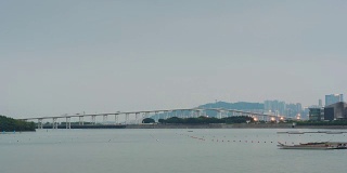中国日落黄昏多云的天空澳门城湾著名大桥全景4k时间流逝
