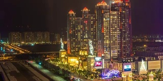 中国著名夜光澳门城大酒店侧面全景4k时间推移