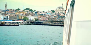 4K:伊斯坦布尔加拉塔桥上的苏莱曼清真寺。——股票视频