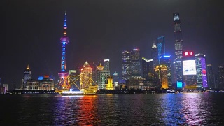 夜景上海天际线。东方明珠塔和城市天际线。视频素材模板下载
