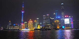 夜景上海天际线。东方明珠塔和城市天际线。