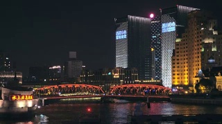 拍摄上海浦西黄浦江上的江船和外白渡桥。视频素材模板下载