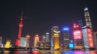 夜景上海天际线。东方明珠和黄浦江。视频素材模板下载