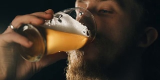 大胡子在喝啤酒