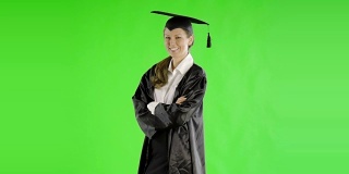 白人女子绿屏剪出毕业长袍大学学院